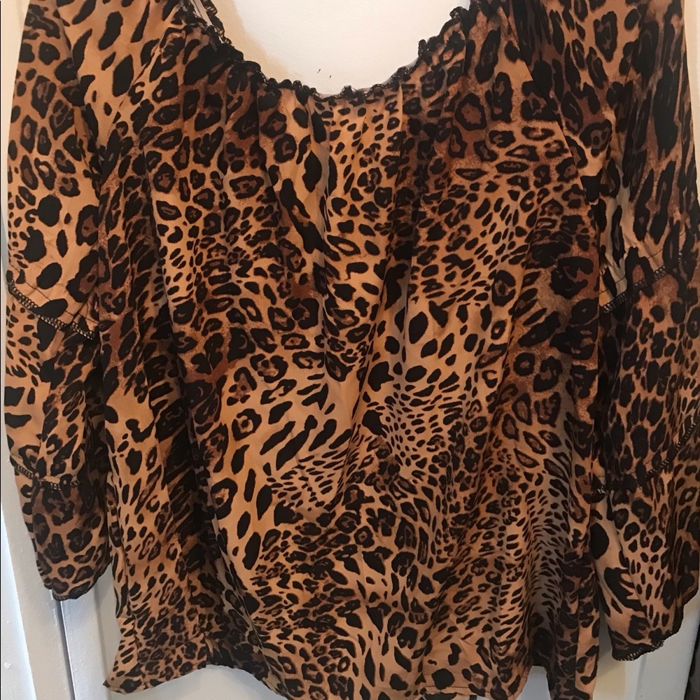 Léopard print on or off shoulder top